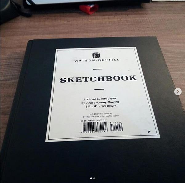 Lápis de cor e bloco de desenho incluídos