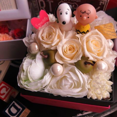 スヌーピー入り 花 プリザーブドフラワーフレンチbox入り スヌーピーフレンズキャラクター種類はおまかせ ホワイト系花 全国一律送料無料
