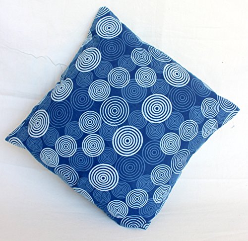 Housse de coussin imprimée bleu indigo aux finitions haut de gamme avec pompons décoratifs