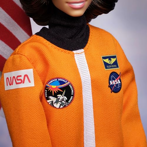 Muñeca Barbie Ellen Ochoa con accesorios y traje espacial miniatura 4