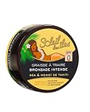 Rico en auténtico Monoï de Tahití y eficaz acelerador natural del bronceado, este aceite bronceador es un imprescindible para los amantes del sol. Hidrata la piel e intensifica el bronceado, consiguiendo un efecto radiante y satinado. Contiene asimismo un ingrediente originario de Tahití, la cúrcuma, que previene el envejecimiento de la piel gracias a sus propiedades antioxidantes y antinflamatorias. El cuerpo queda envuelto en la delicada fragancia de esas islas de ensueño.