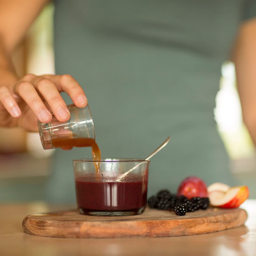 Vita Biosa Bayas 1 L en calidad orgánica, variante agridulce con concentrado de aronia, zumo de grosella y zumo de arándano, en la popular botella de 1000 ml