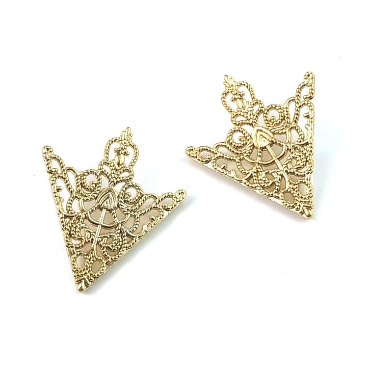 Image of coadipress 2PCS Retro Hollow Triangle Collar Pins Brooch for Men Women Hollow Floral Shirt Suit Clothing Collar Angle Decoration Parts
