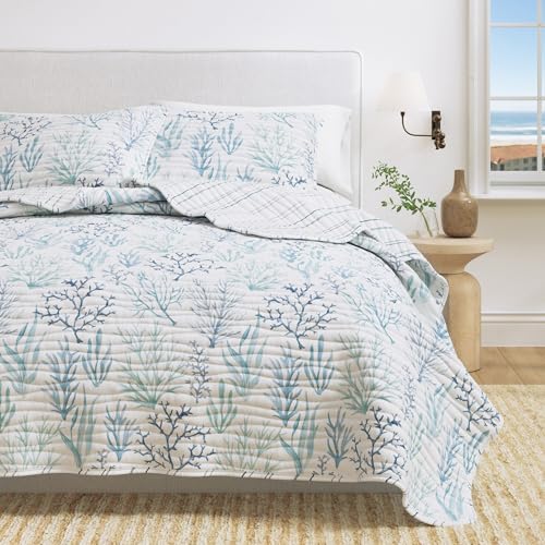 Image of Great Bay Home Coastal Quilt Set - 3-Piece Full /Queen Size Nautical Bedding Set - Lightweight, All-Season, Reversible Bedspread (Watercolor Coral)