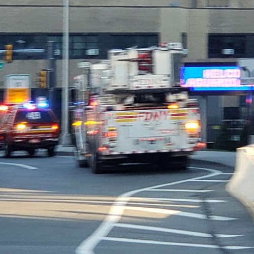 Reporting Live at LaGuardia Airport - Possible Bomb Threat Podcast Por  arte de portada