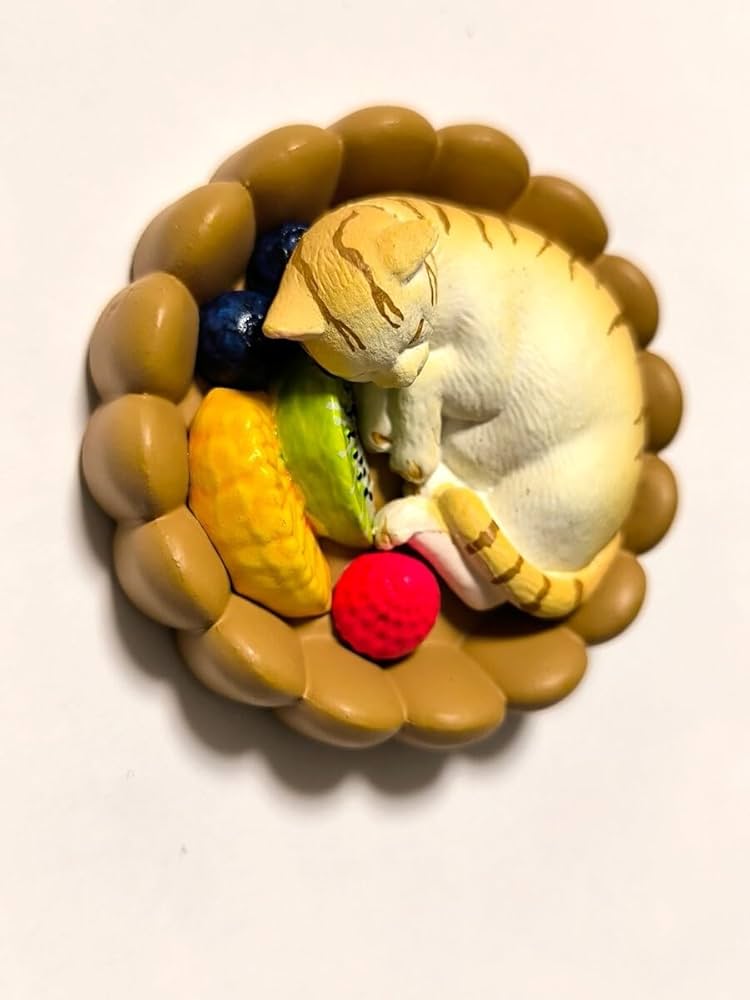ぶどうタルトにゃんこ　チャーム　キーホルダー　フェイクスイーツ　ミニチュア　猫 ネコちゃん鈴カステラに抱きつきフェイクスイーツ キーホルダー