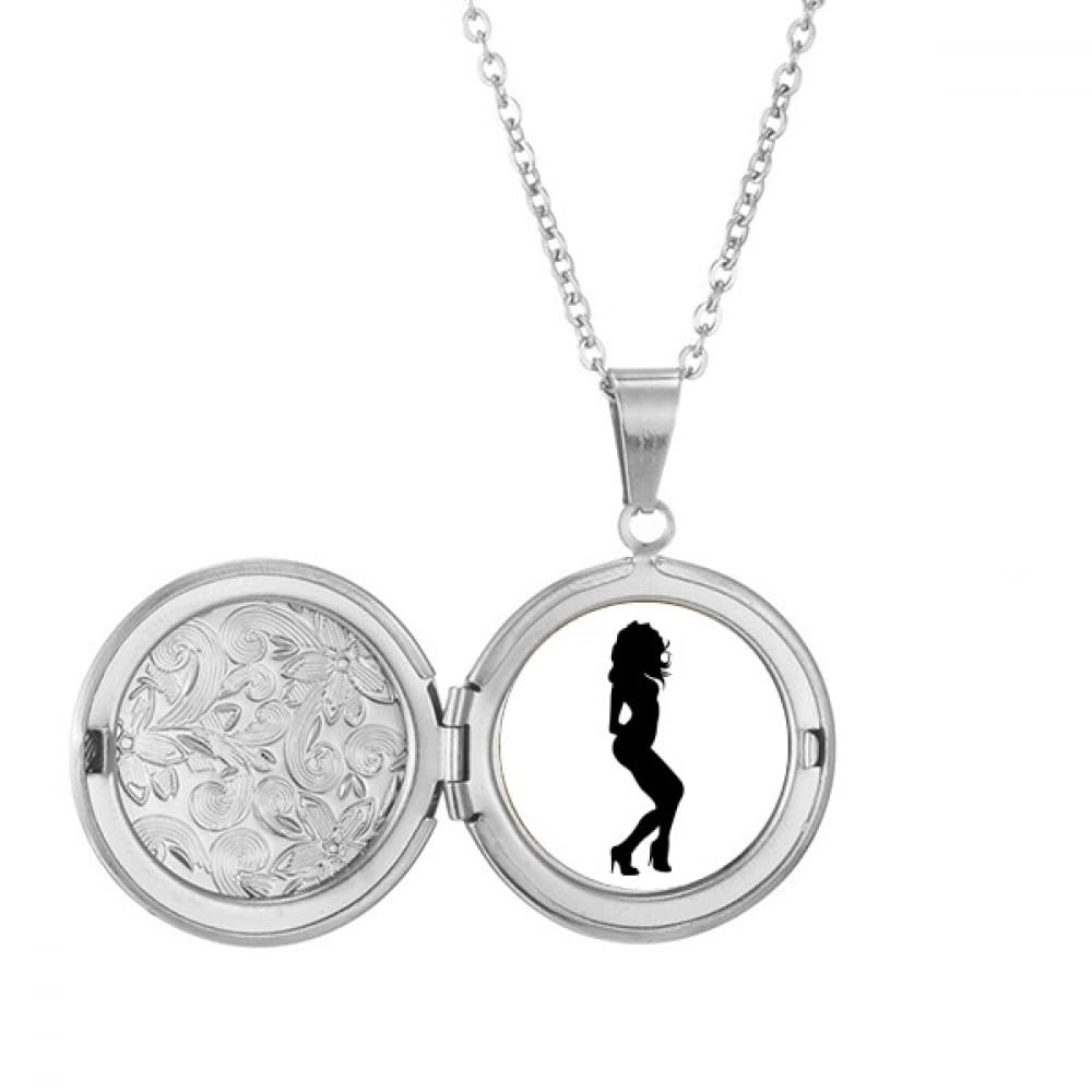 Collier médaillon femme cheveux bouclés accessoire mode été