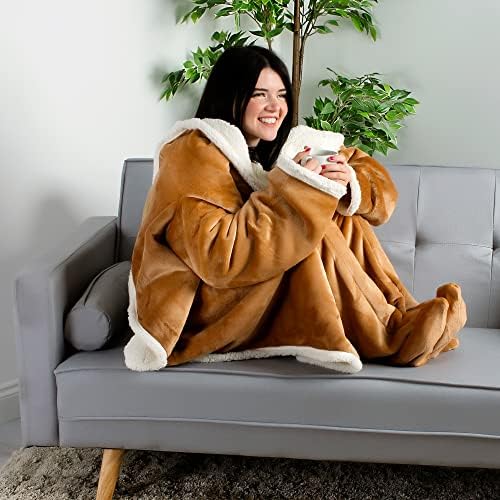 WICKED GIZMOS Wearable Sherpa Fleece Blanket with Sleeves & Foot Pockets for Smartphone, Remote, Snacks  Micro plush Warm Comfy Blankets for Adults, Men, Women on Sofa Couch Bed 185 x 140 cm (BEIGE)