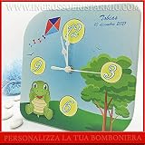 Grande horloge en cuir synthétique avec tortue et cerf-volant, personnalisable en achetant au minimum 10 pièces, bonbonnières de baptême, avec boîte cadeau incluse (16 x 16 cm sans emballage).