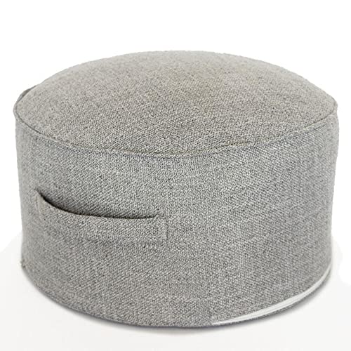 Tabourets ottomans gris clair pour optimiser une petite entrée et s'asseoir