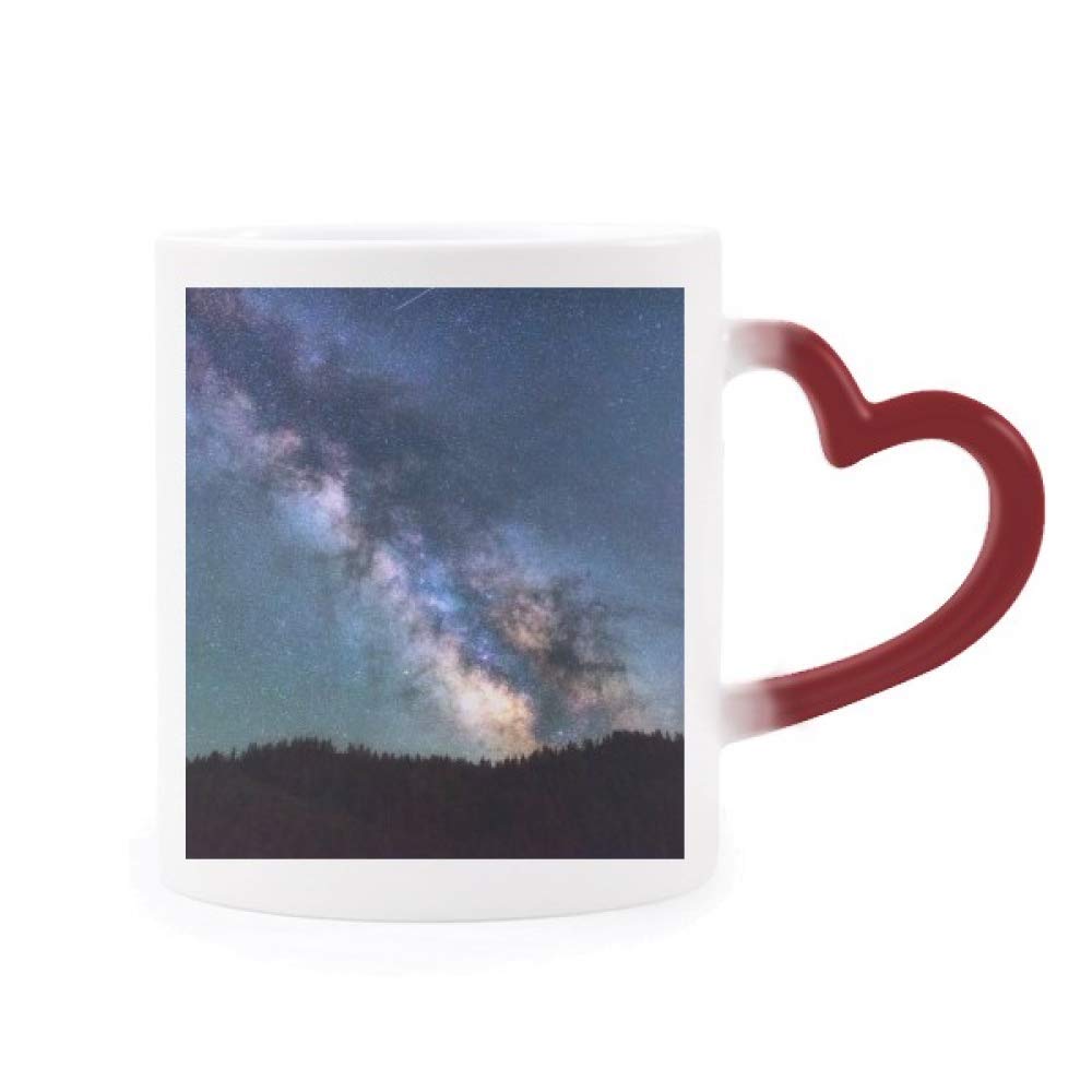 Taza sensible al calor que cambia de color con constelaciones de nubes azules