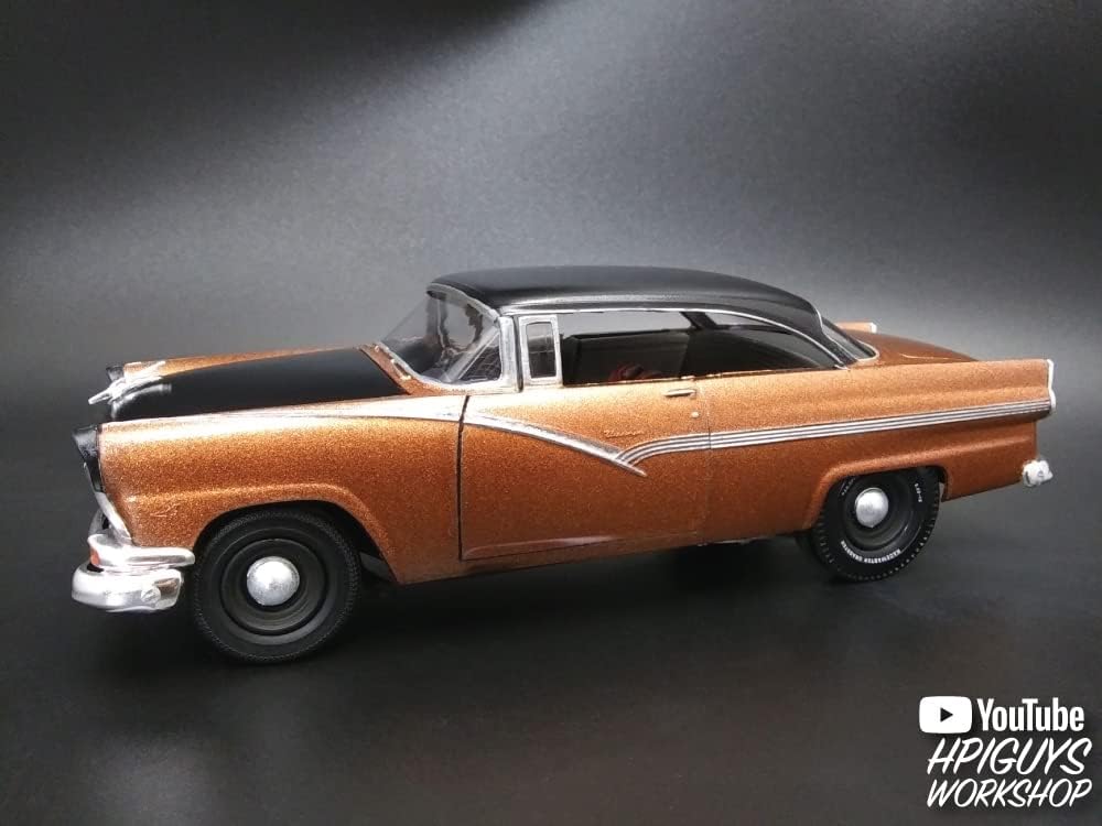 AMT 1956 Ford Victoria Hardtop 1:25 Scale Model Kit