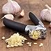 OXO Good Grips Knoblauchpresse mit integriertem Reiniger - Große Kammer - Solide Zink-Konstruktion - spülmaschinenfest - weiche rutschfeste Griffe für mehr Komfort