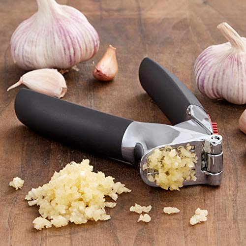 OXO Good Grips Knoblauchpresse mit integriertem Reiniger - Große Kammer - Solide Zink-Konstruktion - spülmaschinenfest - weiche rutschfeste Griffe für mehr Komfort 2