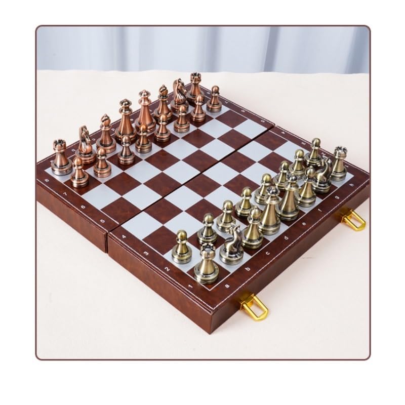 Set di scacchi retrò in metallo con scacchiera pieghevole in legno e pezzi standard classici fatti a mano. Set di scacchi in metallo for bambini e adulti. scacchiera portatile