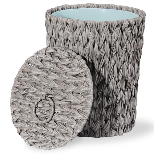 YOKOMI Cesta de basura de mimbre con tapa y forro, pequeña papelera de mimbre para dormitorio, baño, cocina, sala de estar, cesta de basura tejida a mano bohemia para el hogar, oficina, cestas de