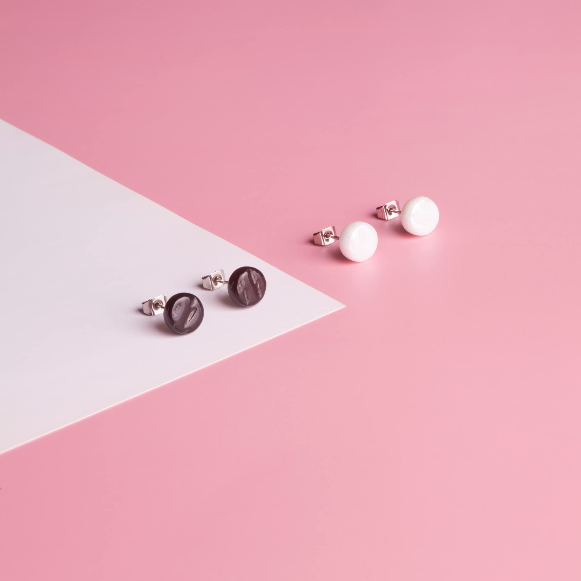 Runde Ohrstecker mit Stein in Perlmuttoptik • Bunte Ohrringe für Damen • Nachhaltiger Modeschmuck aus Edelstahl & Glas • Ø 8mm