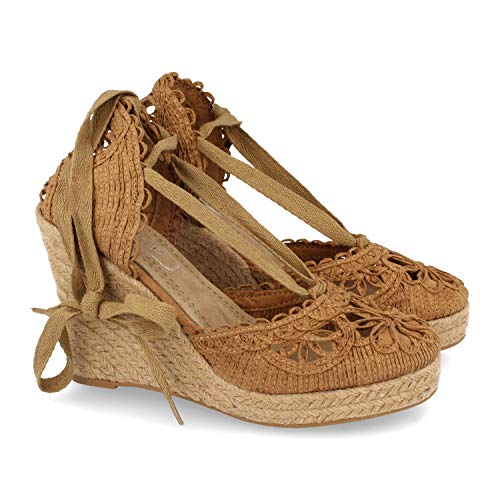 Sandalia Valenciana de Mujer Estilo Vintage con Cuna de Yute, Pala con Tiras Cosidas en Forma de Petalos de Flor y Cordones en el Tobillo. Primavera Verano 2020.. Talla 36 Camel