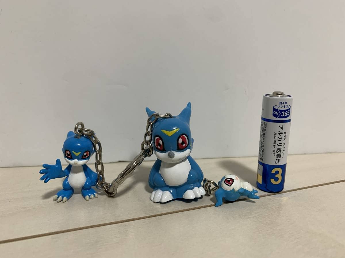Amazon.co.jp: デジモンアドベンチャー トリプルキーホルダー ブイモン