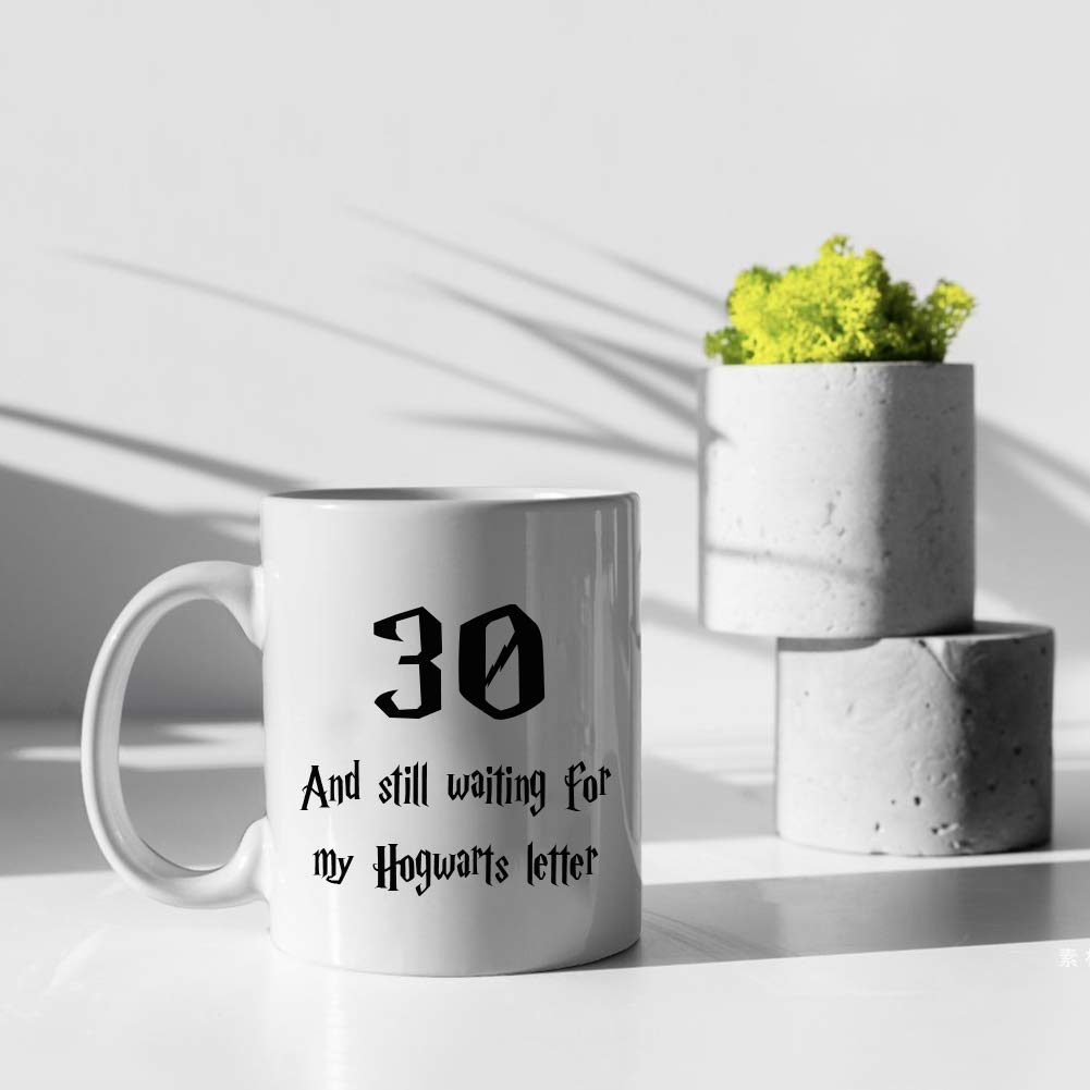 '30 and Still Waiting for My Hogwart' kubek z literami, prezenty na 30. urodziny dla mężczyzn, zabawny 1992 30-letnie prezenty urodzinowe 325 ml kubki do kawy dla niego, przyjaciela, taty, brata, męża