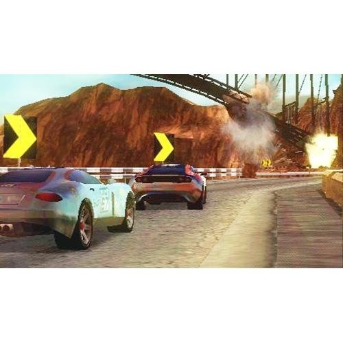 Captura de tela do jogo mostrando um carro provocando uma explosão na pista.