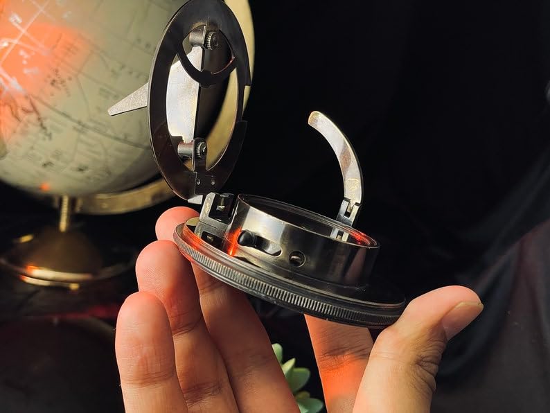 Brújula de bolsillo con reloj de sol de latón, accesorio náutico y steampunk para camping y senderismo, acabado antiguo grabado miniatura 3