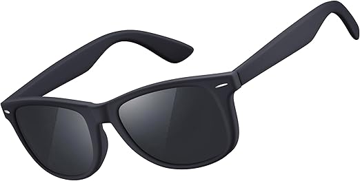 Las gafas de sol polarizadas grinderPUNCH son ideales para conducir, pescar y uso diario. Con protección UV400, bisagras de resorte y un estilo clásico unisex. Incluye bolsa de limpieza de microfibra. Tamaño adulto: 5.7 pulgadas de ancho y 2.4 pulgadas de alto.