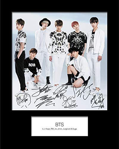 FRAME SMART BTS #1 | Foto Montata, Firmata Reprint | Dimensione 10x8 per Adattarsi a Cornici 10x8 Pollici | Ritaglio di Precisione | Display Fotografico | Regalo da Collezione