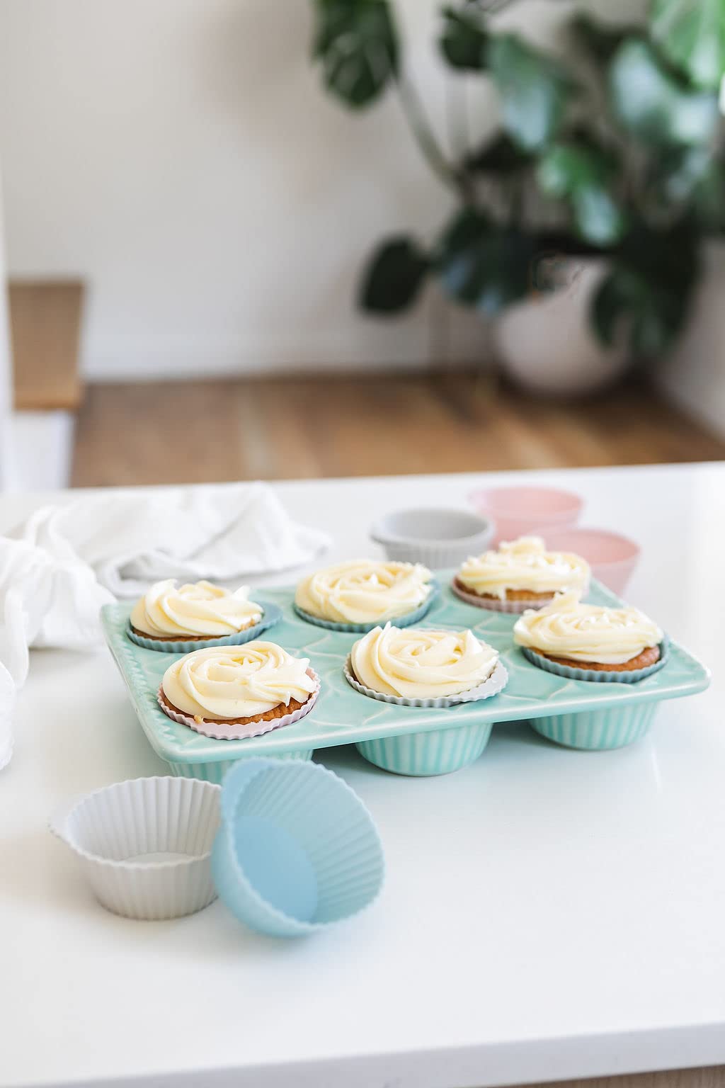 The Silicone Kitchen Wiederverwendbare Silikon-Backförmchen, Silikon-Muffin-Einlagen für Cupcakes, BPA-frei (24 Stück, regulär, rosa, grau, blau)