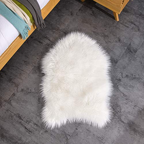 Teppich Wölkchen Tapis Fausse Fourrure Peau de Mouton | Tapis Chambre Moquette pour Chambre à Coucher, Salon, Décoration Crèche ou Descente de lit | Blanc - 55x80 cm