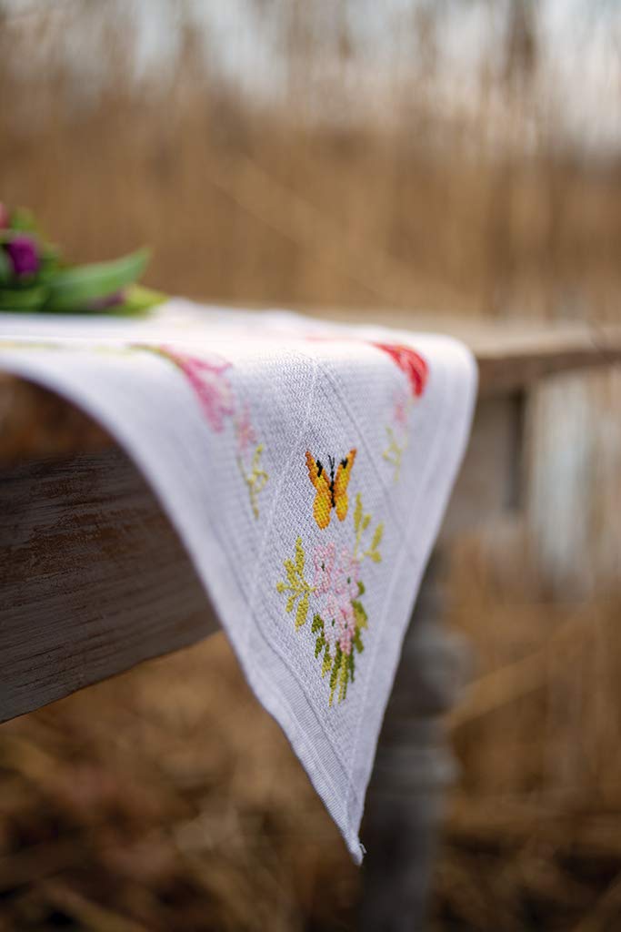 Vervaco Stickpackung Tischdecke Zählmusterpackung Kreuzstich Blumen Stickdecken zum Selbersticken Bastelset Handwerker Kreativ Set für Erwachsene 80 x 80 cm Kreatives Geschenk