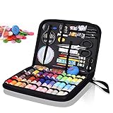 Estos accesorios de costura a mano tienen todo lo que necesita para coser fácilmente.38 carretes de hilo, 40 alfileres de cuentas, 40 agujas de coser, 25 botones de repuesto, más de 100 botones de colores para bricolaje, 10 marcadores de puntadas, 10 alfileres de acero, 4 carretes de plástico, 3 clips textiles, 2 dedales de metal, 1 cojín para alfileres,tijeras,pinzas,bolígrafo para tela,desgarrador de costuras,aguja de tejer,enhebrador,lupa,cinta métrica,aguja de ganchillo,bolsa de transporte.