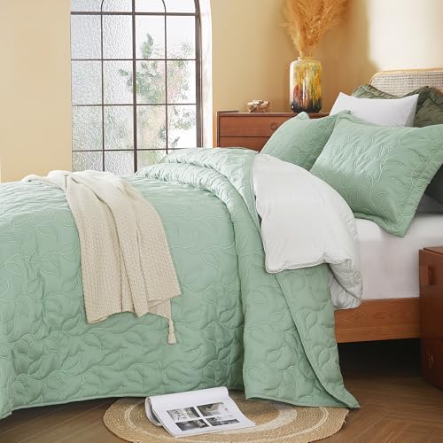 Image of EVENHUG Quilt Queen Size Bedding Set with Pillow Sham Lightweight Bedspreads Coverlet Soft Reversible Bed Cover for All Season 3 Piece