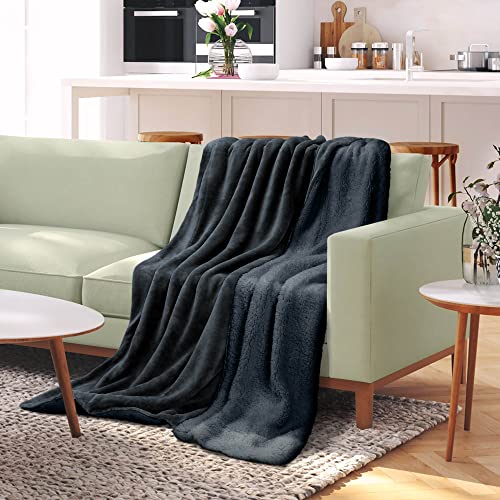 Beautissu Sherpa Decke Wohndecke Kuscheldecke 220x240cm Anthrazit – Warme & Dicke Winterdecke Fleecedecke Lammfell-Optik – Flauschige XL Kuscheldecke Sofa Überwurf Couch Decke – Alina