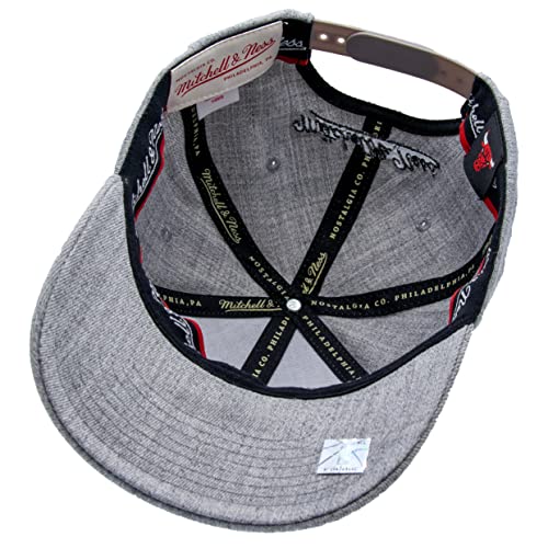 Casquette Chicago Bulls grise Mitchell & Ness ajustable pour un confort durable