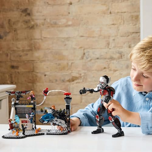 | Marvel Azione di Battaglia Captain America: Civil War - Set con Supereroi, 8 Minifigure Avengers, Aereo Giocattolo Quinjet e Accessori, Giochi per Bambini e Bambine da 10 Anni dal Film 76314 - Lego - Immagine 8