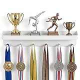 JOINPAYA Medaillenhalter mit Ablage Weiß, Pokalregal Metall für Sport Auszeichnungen, Medaillen Display Wandregal für Fußball Turnen Laufen, Wandhalterung Sport-Dekoration für Kinder & Erwachsene
