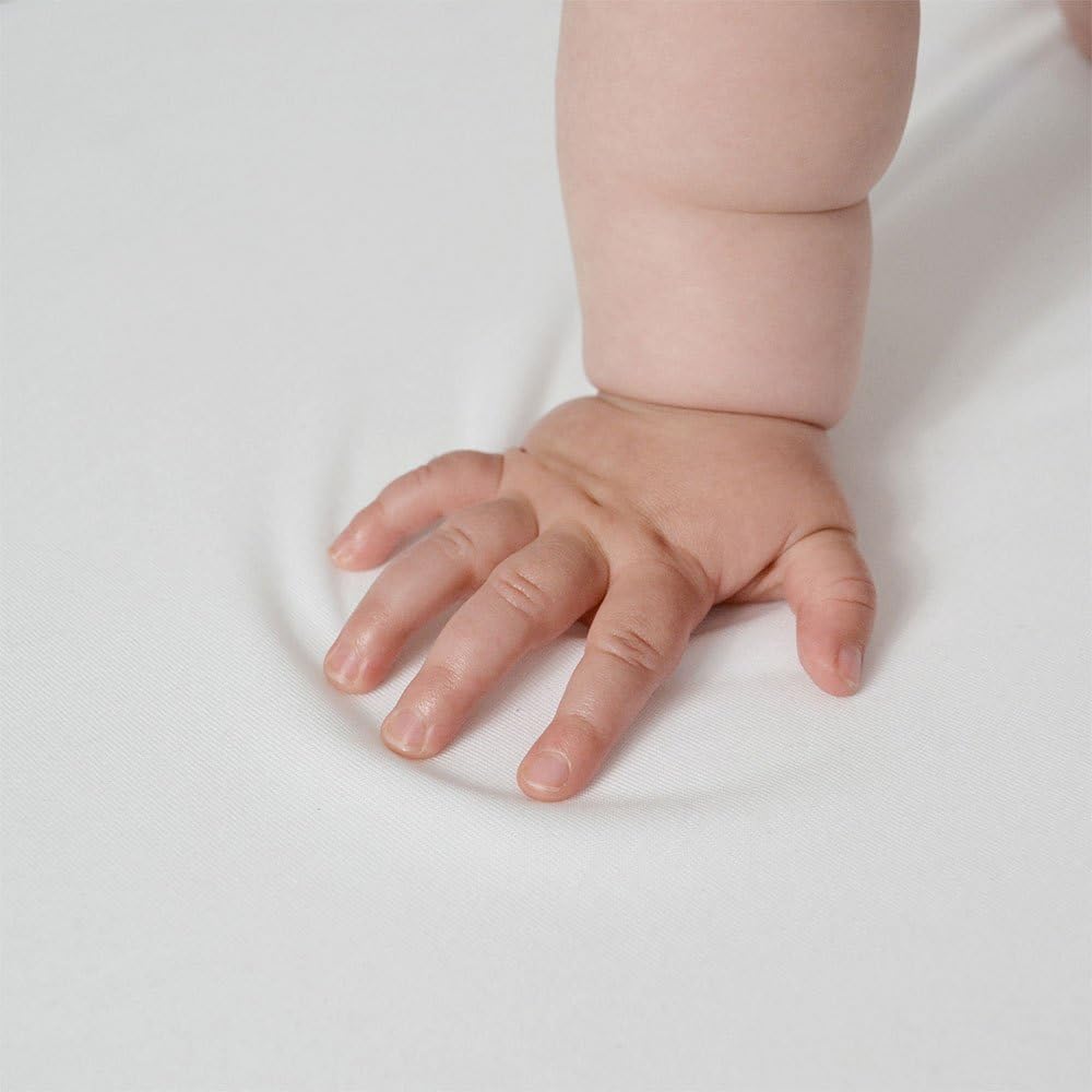 Shnuggle Sábana impermeable para moisés, protector de colchón de jersey de tencel súper suave, transpirable, absorbente e hipoalergénica, funda de colchón para moisés de bebé