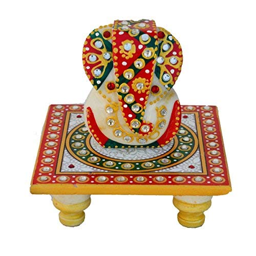 Ganesha de mármol en su altar chowki para rincón de meditación y yoga en casa