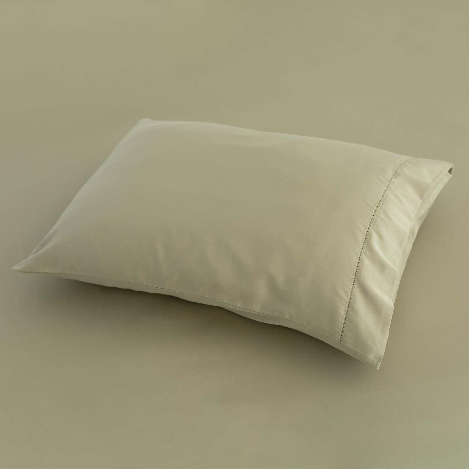 Catherine Lansfield Sateen Moss Green komplet prześcieradeł + 2 poszewki na poduszki + prześcieradło z gumką 240 x 280 + 50 x 85 (2) +160 x 200
