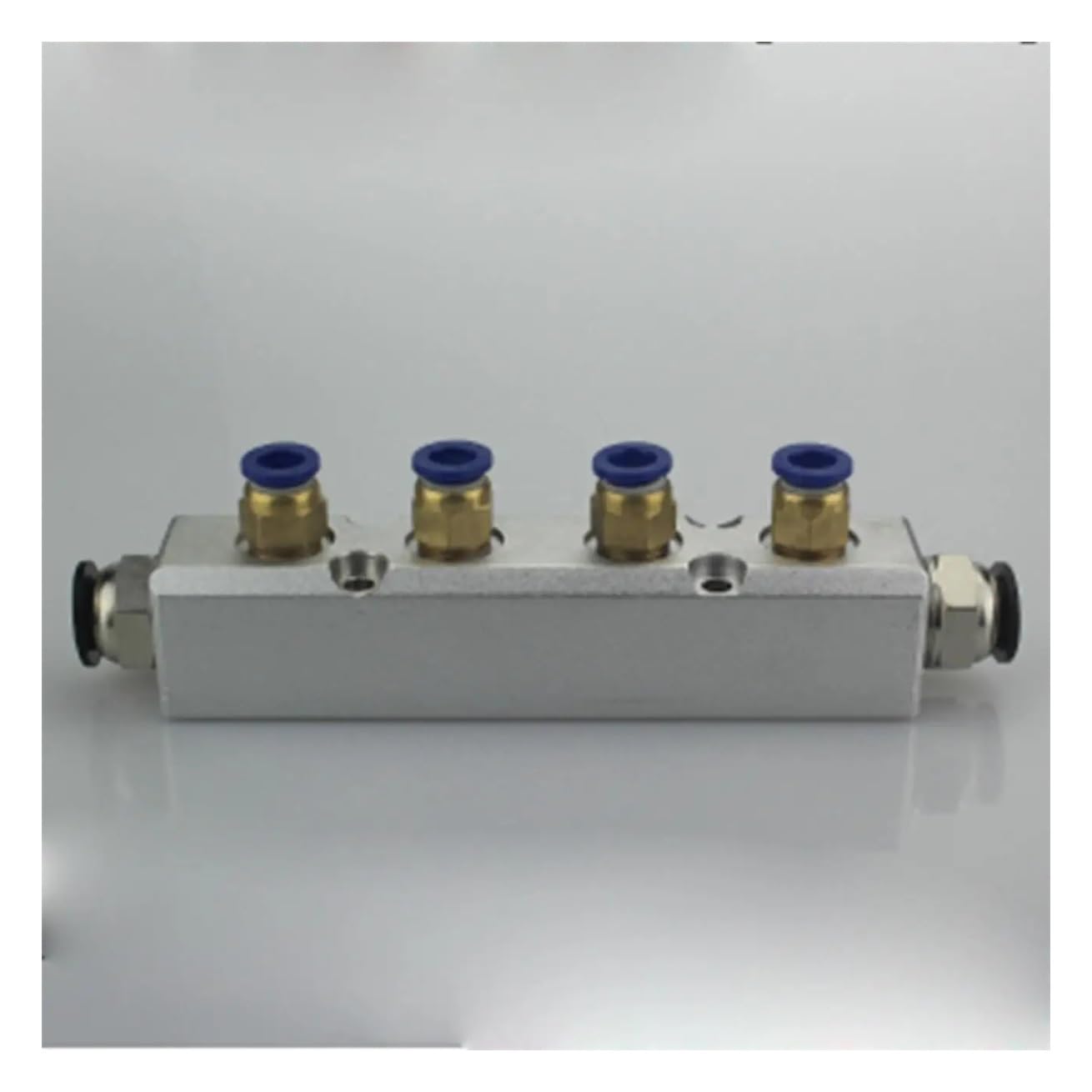 Un kit de répartiteur d'air pneumatique 4 voies 30 x 30 mm avec coupleur Push Fit