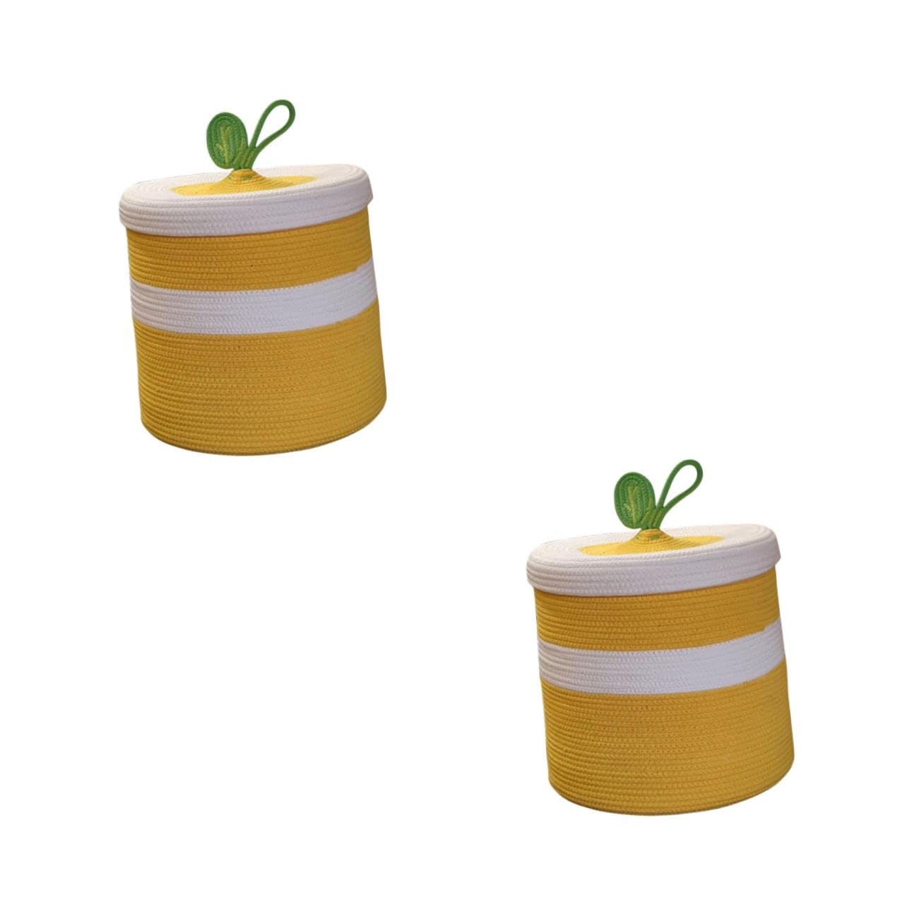 Paniers de rangement pour jouets et couvertures en tissu jaune dans une chambre