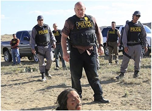 Hank Schrader y policías con equipo táctico con Tortuga en el suelo – Fotografía de 8 x 10/Foto – Breaking Bad
