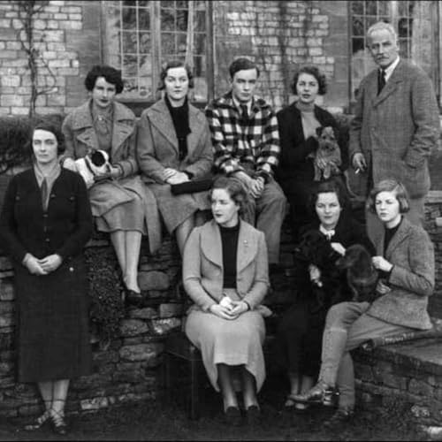 92. Mitford-systrarna &ndash; Familjen som splittrade en hel v&auml;rld
