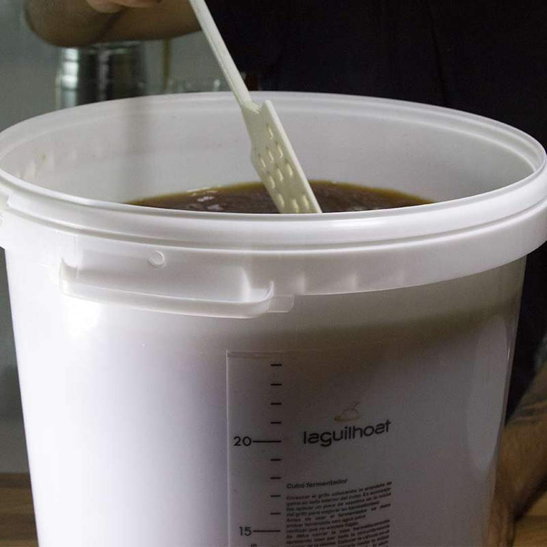 Cocinista Kit Cerveza Artesanal Casera 30 L con Malta y Levadura Incluidas Fermentador con Grifo Antisedimento, Airlock, Chapador y 100 Chapas Guía en Español para Fermentar y Embotellar