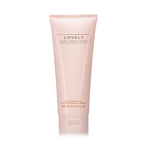 Lovely by SJP - Loción corporal suave nutritiva emoliente diaria para manos y cuerpo en la fragancia encantadora de SJP para una piel más suave y