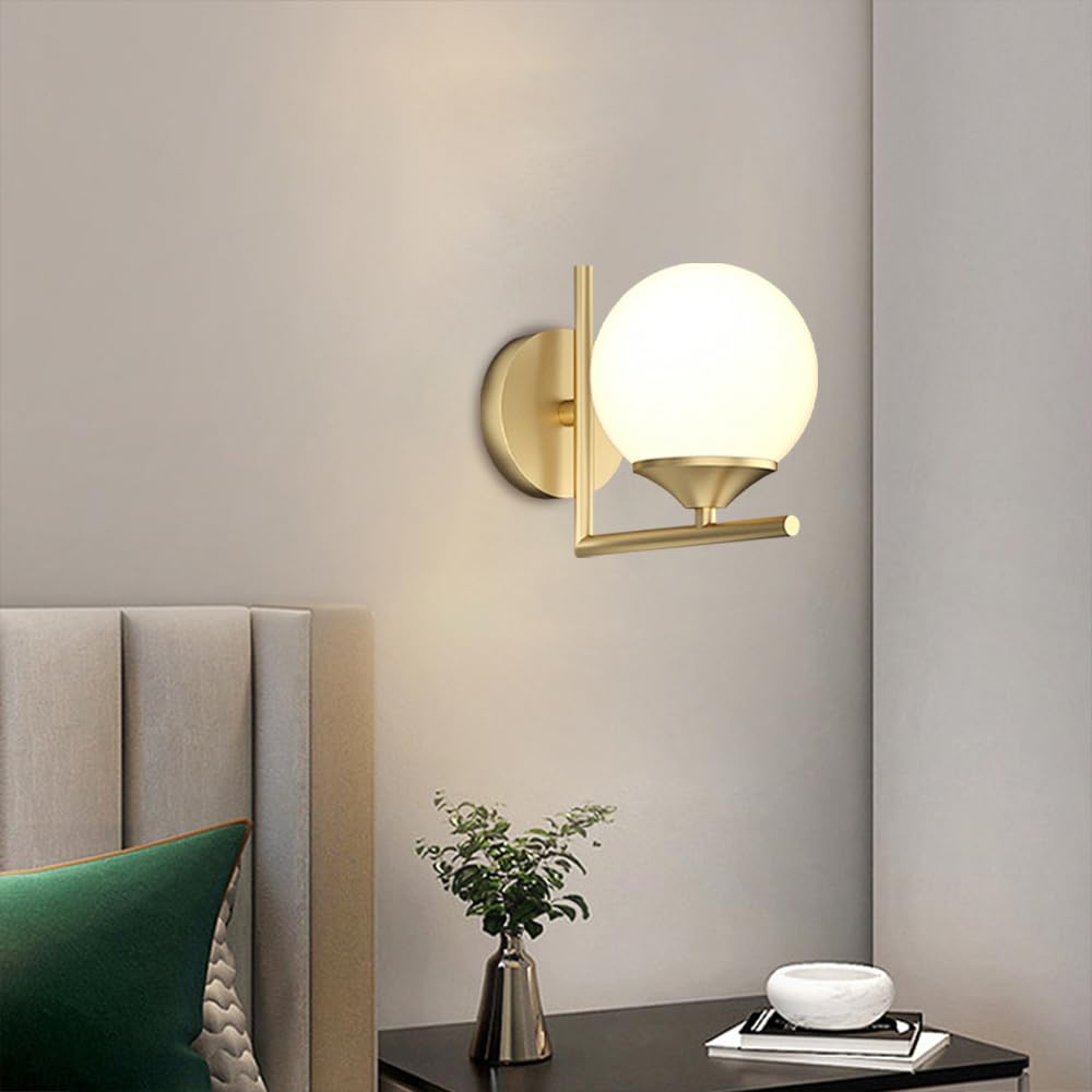 Applique da Parete per Bagno Interno, Lampada da Parete in Vetro Industriale Vintage in Ottone, Illuminazione da Parete cablata con Paralume in Vetro a Globo Bianco Latte per Comodino da Camera d