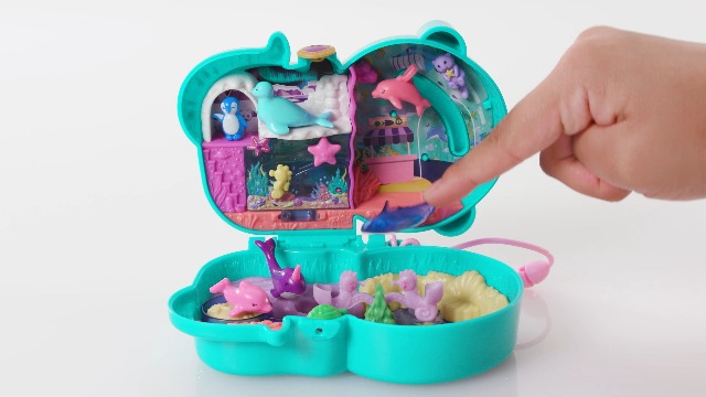 Polly Pocket Cofre Lazo Con Escenario Musical – Incluye 2 Muñecas, 12 Accesorios Y Lentejuelas Reversibles – A Partir De 4 Años
