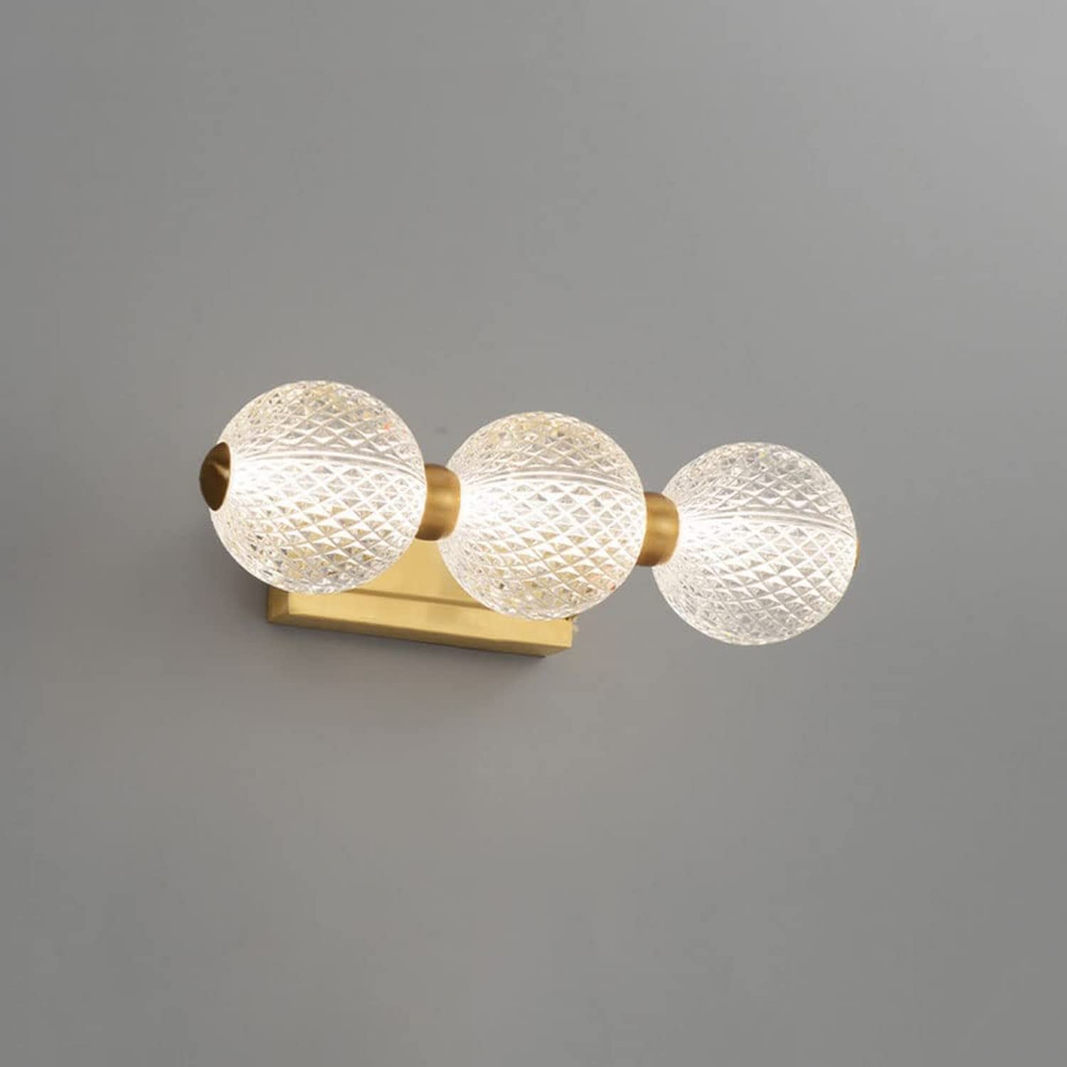 Lampe de chevet murale en laiton doré pour une ambiance cocooning et moderne dans le salon
