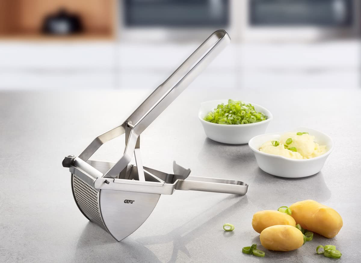 GEFU Kartoffelpresse DAS ORIGINAL | Hochwertiger Kartoffelstampfer aus Edelstahl mit ergonomischem Griff - Ideal für Püree & Gemüse